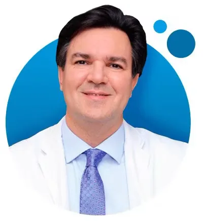 Dr. Marco Olyntho, de jaleco branco e gravata, sobre um círculo azul