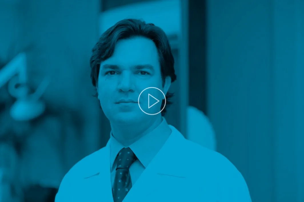 Dr. Marco Olyntho em vídeo institucional, em tratamento azul